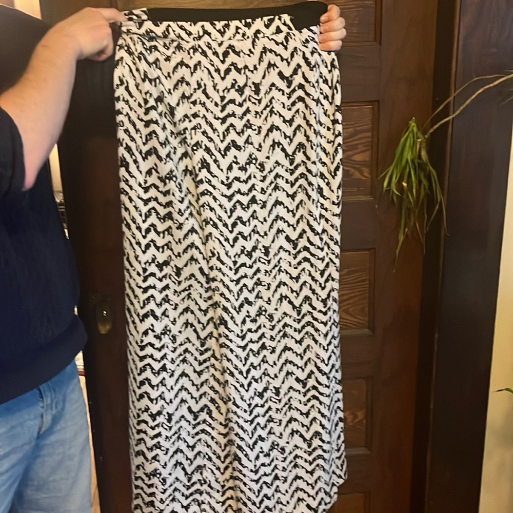 Wide leg size medium flowy Jennifer Lopez pants